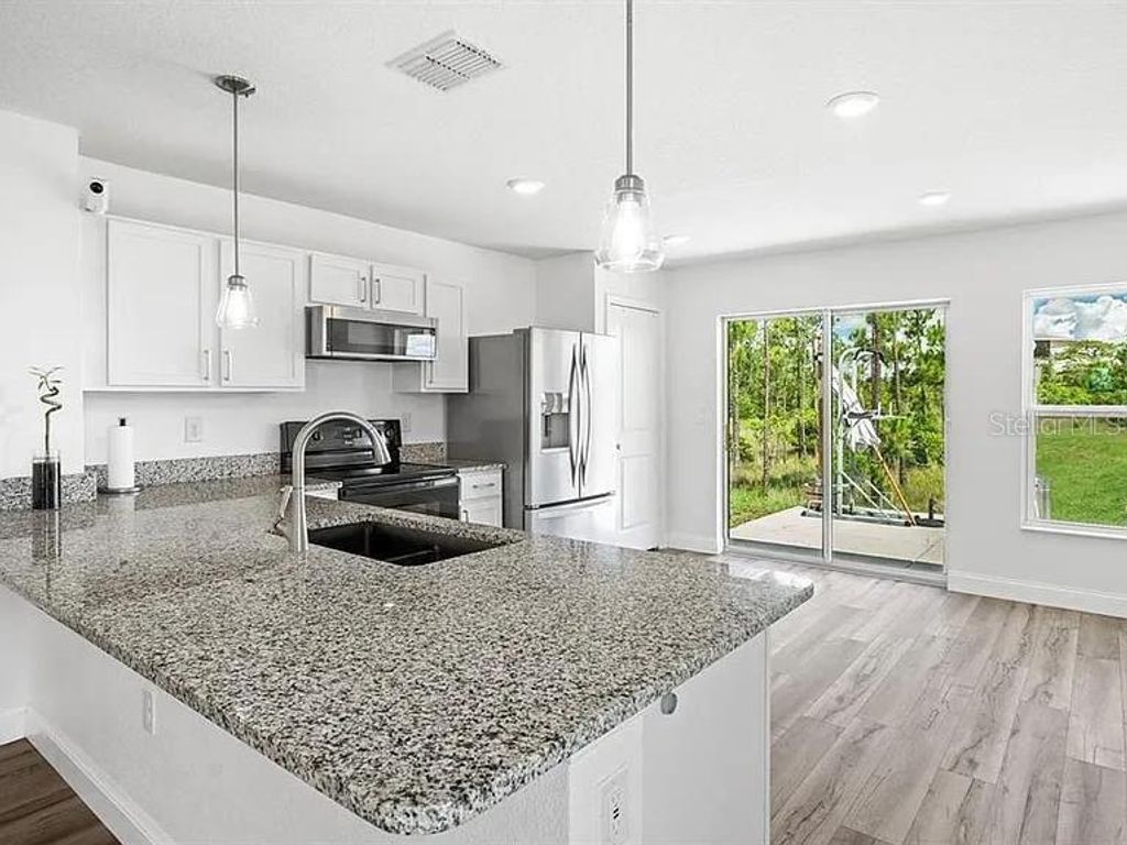 Image 8 of property listing at 212 MILES COURT, Davenport, FL 33837