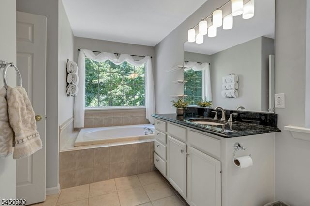 6 Sabine Ln, Hardyston Twp., NJ 07416