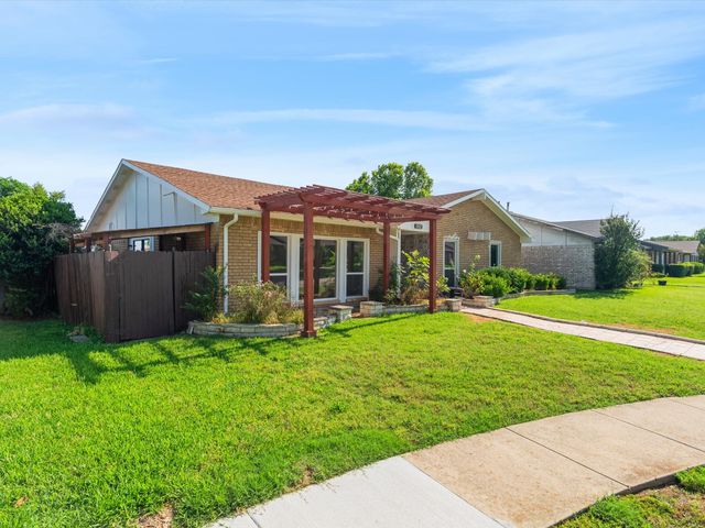 1952 Rambling Ridge Lane, Carrollton, TX 75007