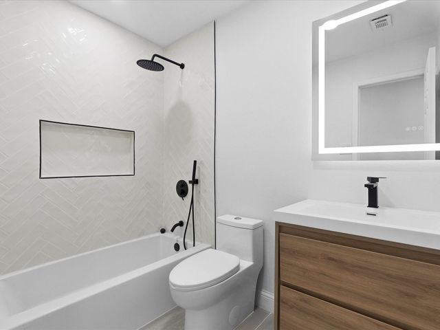 1952 Rambling Ridge Lane, Carrollton, TX 75007