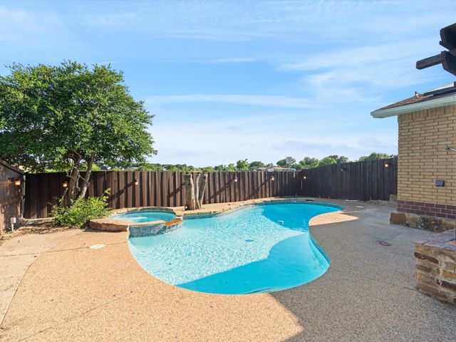 1952 Rambling Ridge Lane, Carrollton, TX 75007