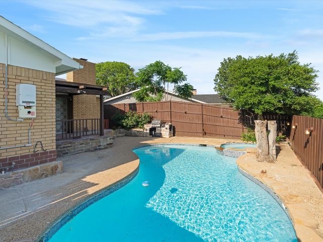 1952 Rambling Ridge Lane, Carrollton, TX 75007