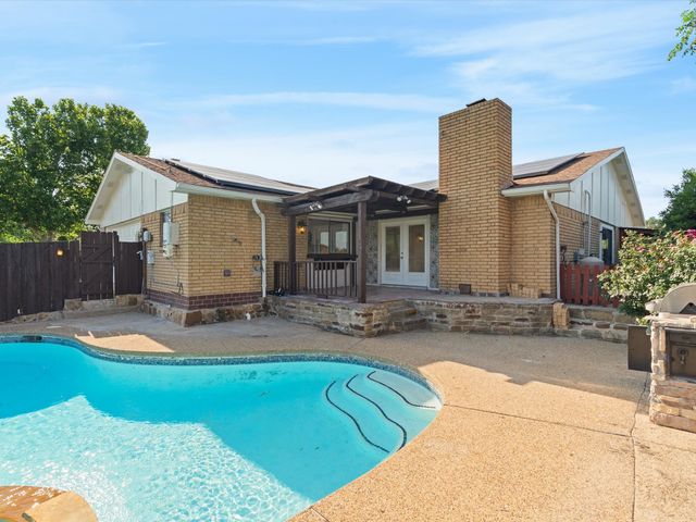 1952 Rambling Ridge Lane, Carrollton, TX 75007