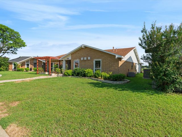 1952 Rambling Ridge Lane, Carrollton, TX 75007