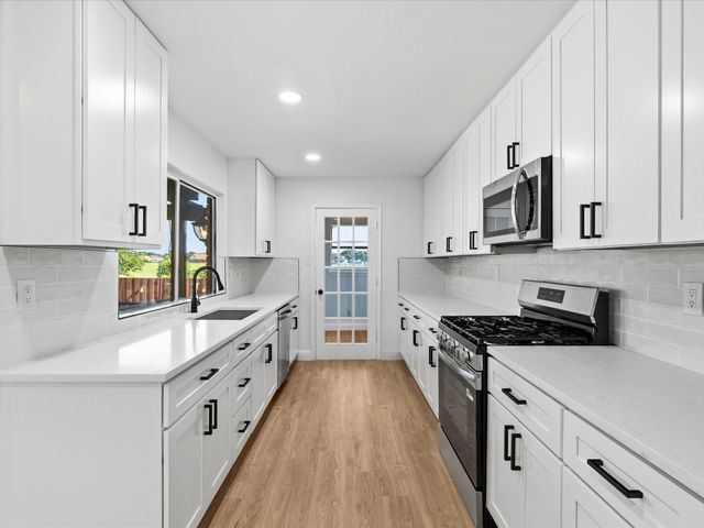 1952 Rambling Ridge Lane, Carrollton, TX 75007