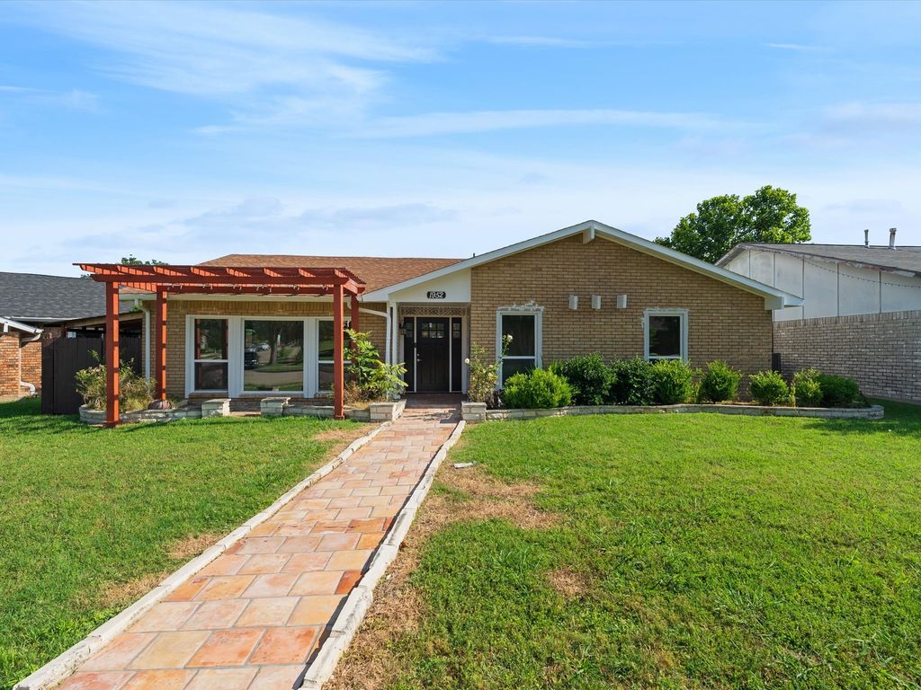 1952 Rambling Ridge Lane, Carrollton, TX 75007