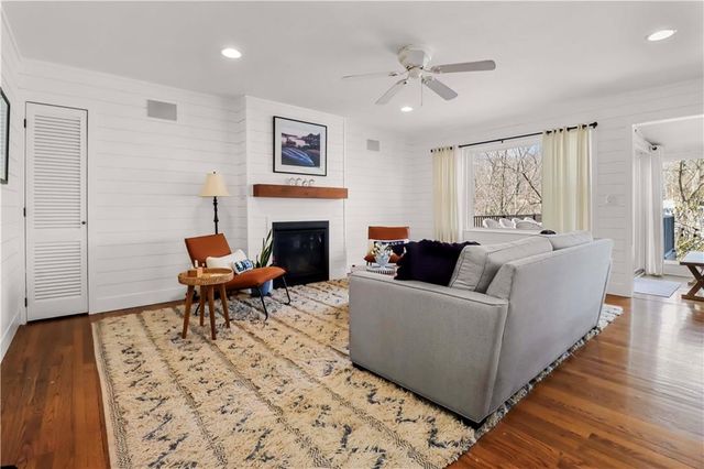 76 R Street, Lee's Summit, MO 64086