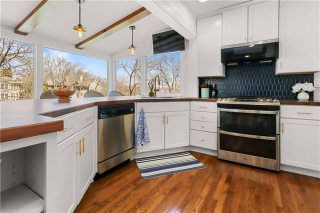 76 R Street, Lee's Summit, MO 64086