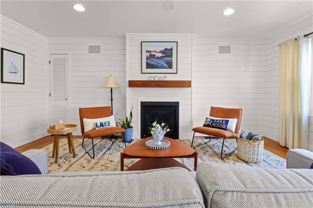 76 R Street, Lee's Summit, MO 64086