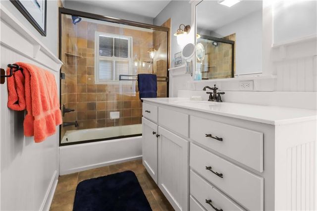 76 R Street, Lee's Summit, MO 64086