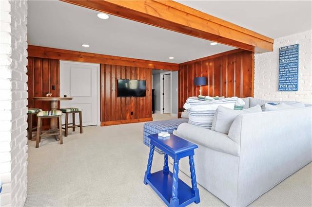 76 R Street, Lee's Summit, MO 64086