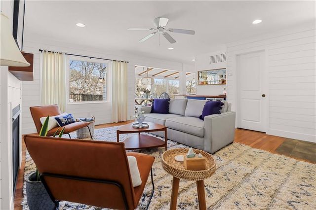 76 R Street, Lee's Summit, MO 64086