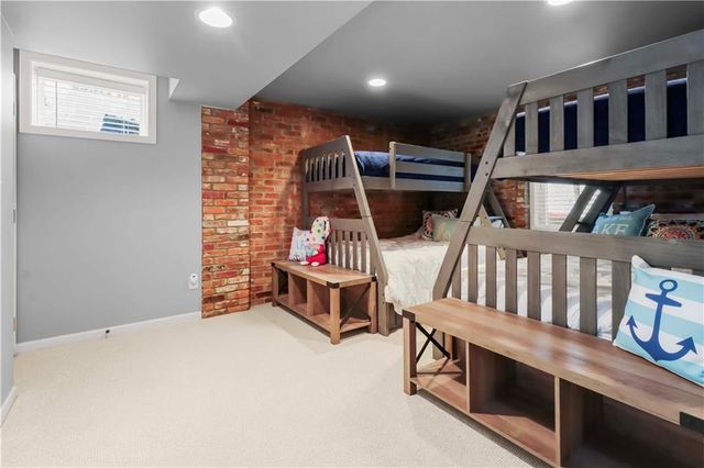 76 R Street, Lee's Summit, MO 64086