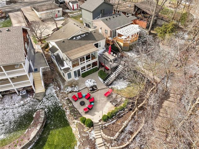 76 R Street, Lee's Summit, MO 64086