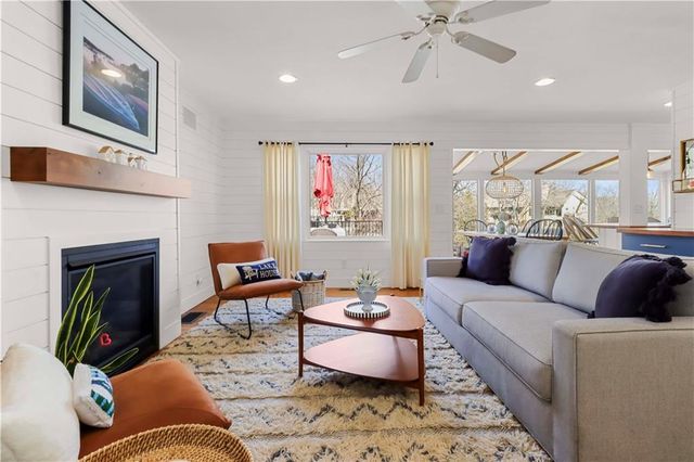 76 R Street, Lee's Summit, MO 64086