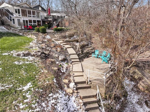 76 R Street, Lee's Summit, MO 64086