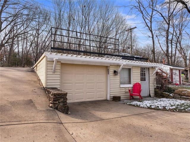 76 R Street, Lee's Summit, MO 64086