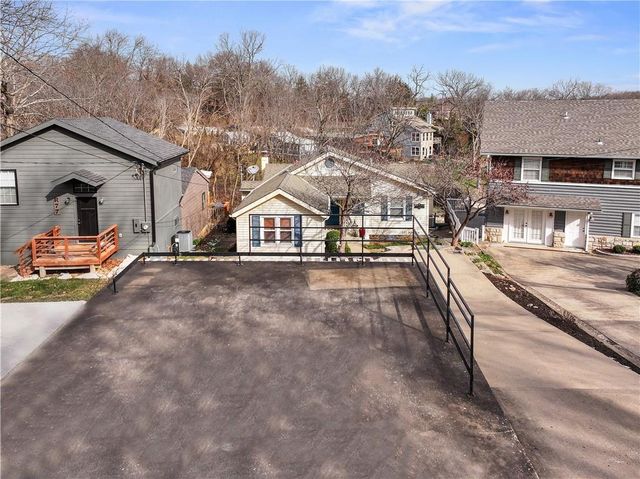 76 R Street, Lee's Summit, MO 64086