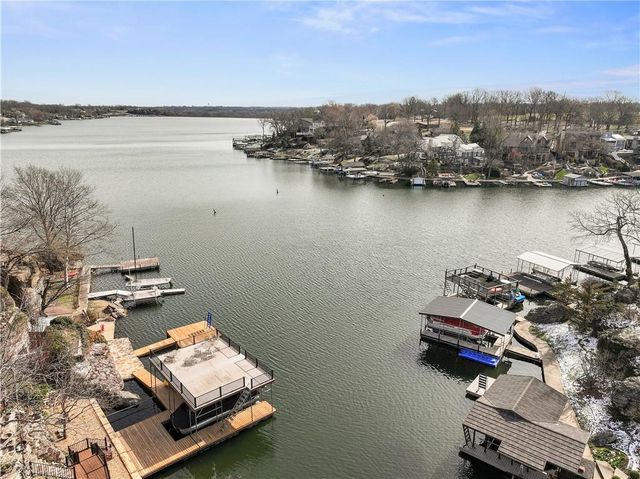 76 R Street, Lee's Summit, MO 64086