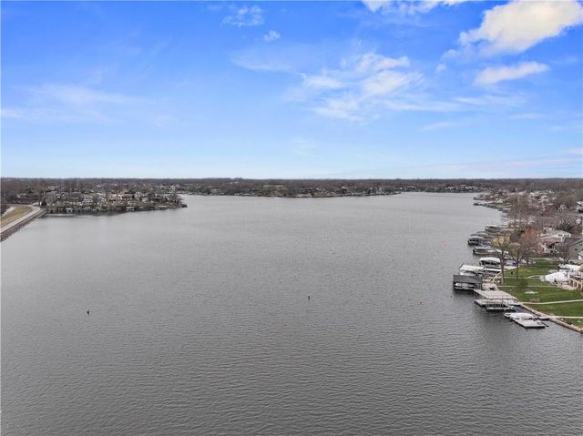 76 R Street, Lee's Summit, MO 64086