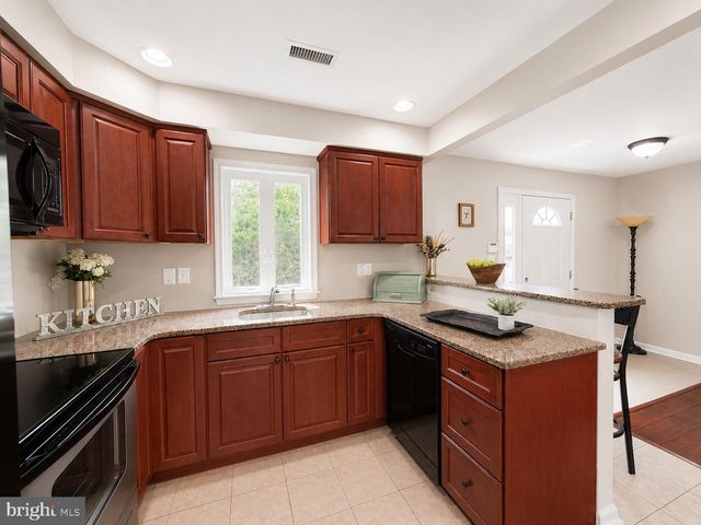 32 GREAT OAK RD, Levittown, PA 19057