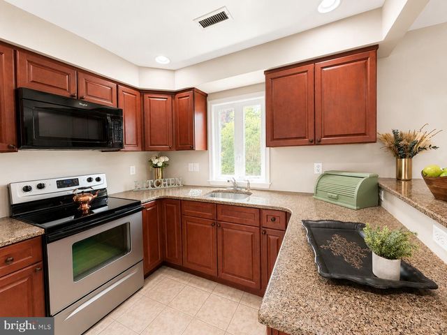 32 GREAT OAK RD, Levittown, PA 19057