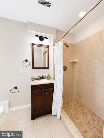 32 GREAT OAK RD, Levittown, PA 19057