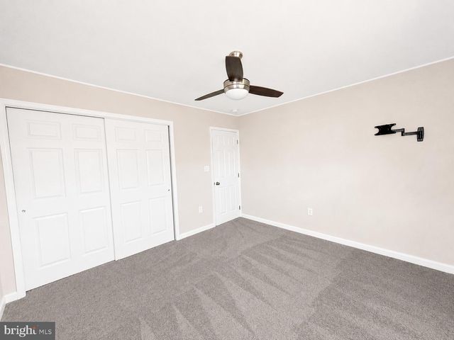 32 GREAT OAK RD, Levittown, PA 19057