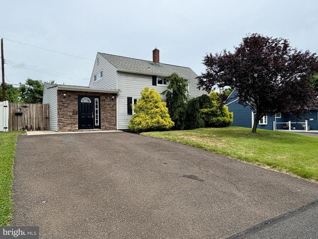 32 GREAT OAK RD, Levittown, PA 19057