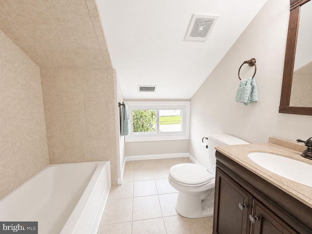 32 GREAT OAK RD, Levittown, PA 19057