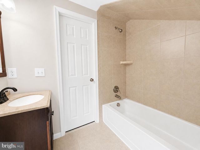 32 GREAT OAK RD, Levittown, PA 19057