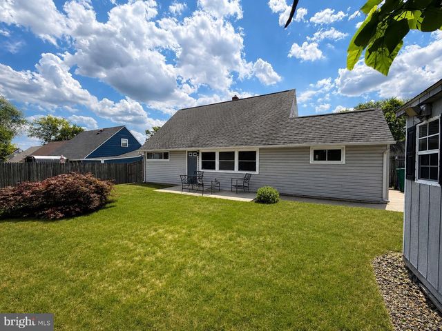 32 GREAT OAK RD, Levittown, PA 19057