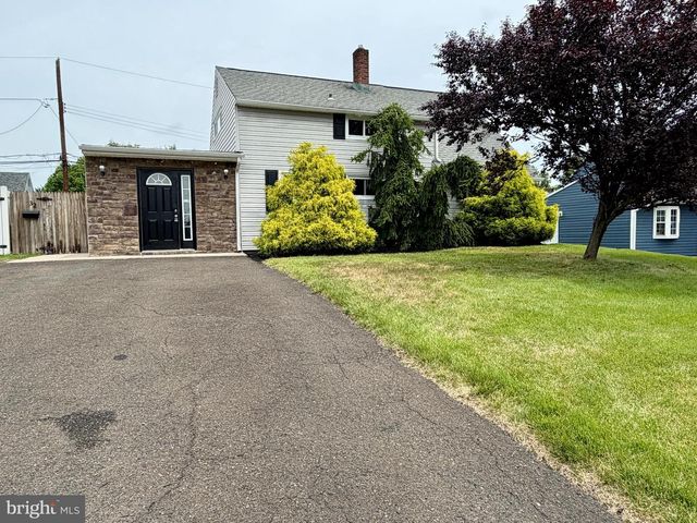 32 GREAT OAK RD, Levittown, PA 19057