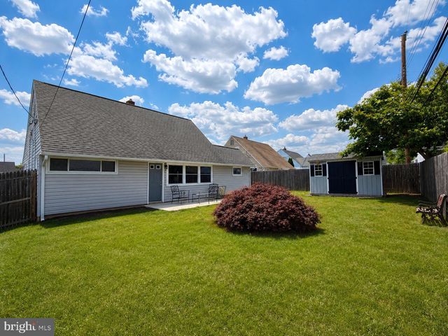 32 GREAT OAK RD, Levittown, PA 19057