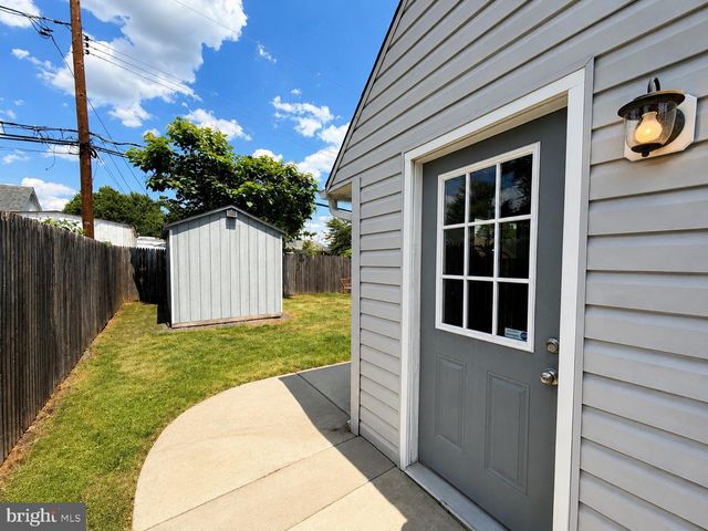 32 GREAT OAK RD, Levittown, PA 19057
