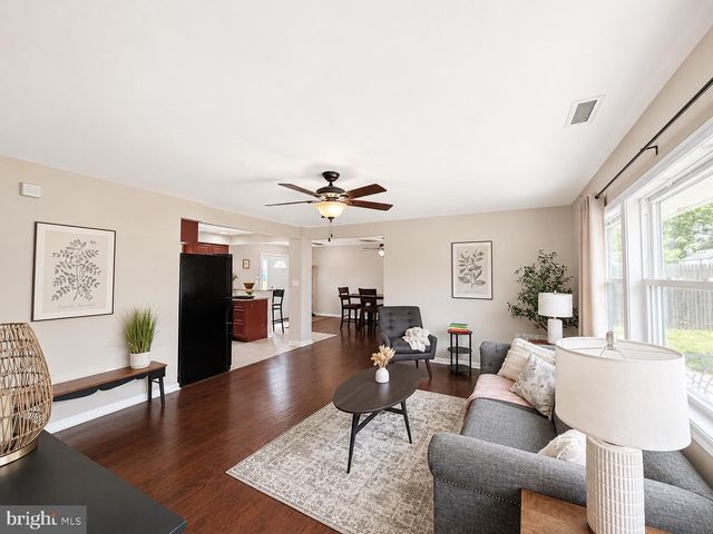 32 GREAT OAK RD, Levittown, PA 19057