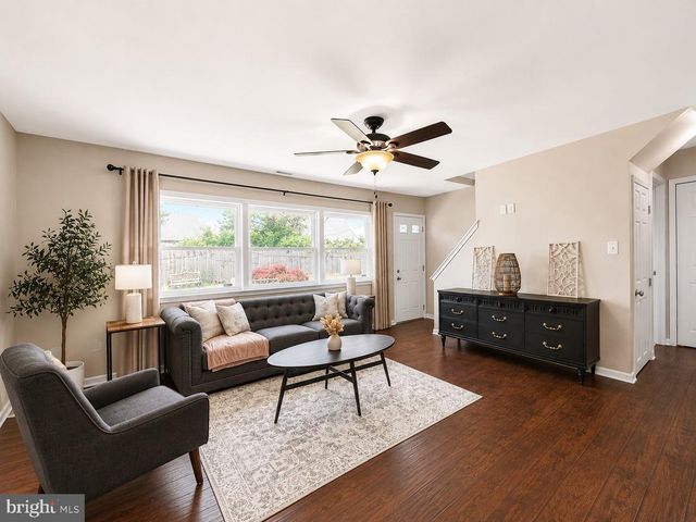 32 GREAT OAK RD, Levittown, PA 19057