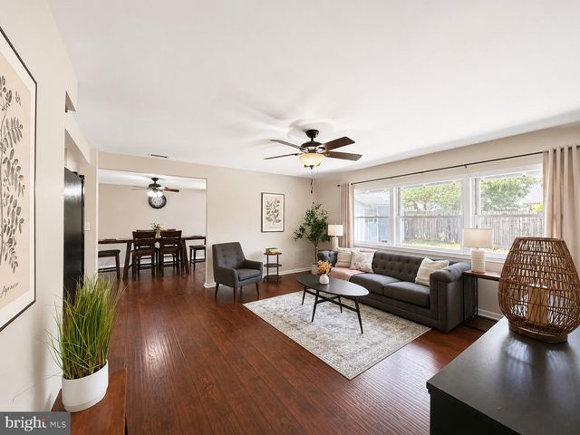 32 GREAT OAK RD, Levittown, PA 19057