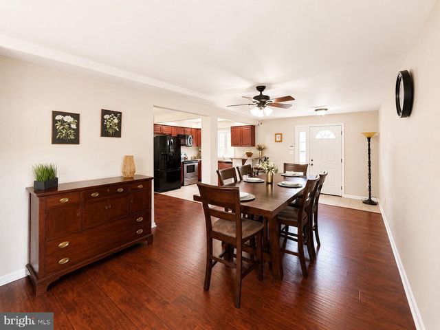 32 GREAT OAK RD, Levittown, PA 19057