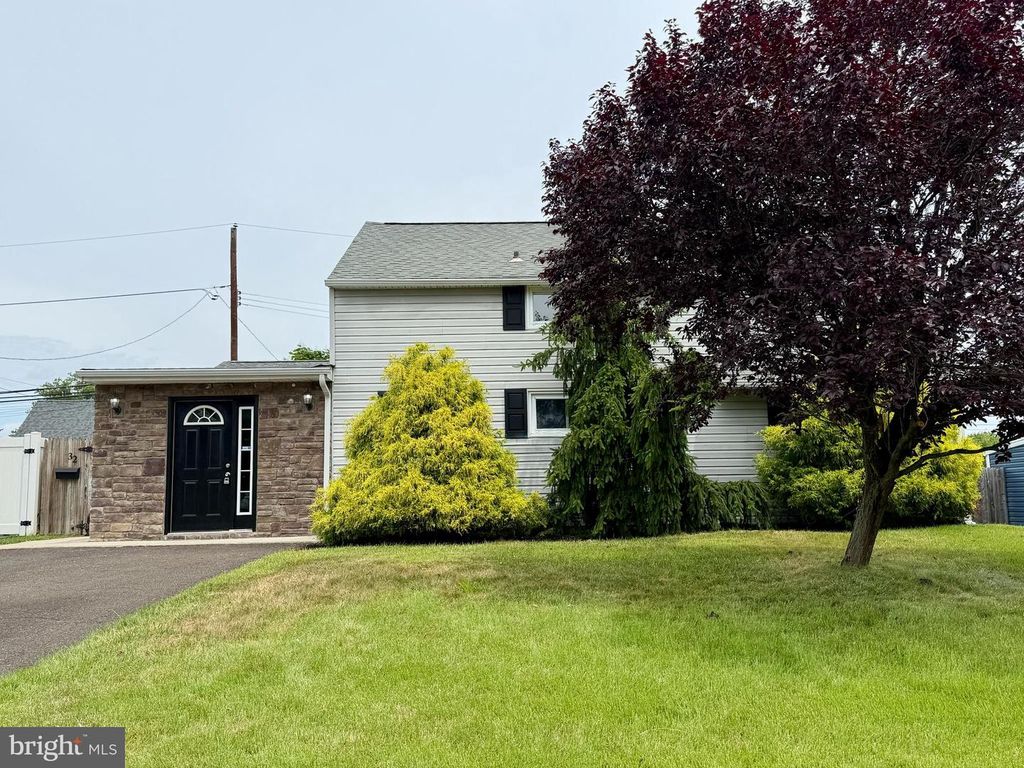 32 GREAT OAK RD, Levittown, PA 19057
