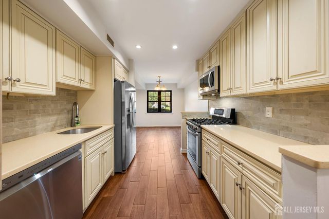 88 Golden Square, Woodbridge Proper, NJ 07095