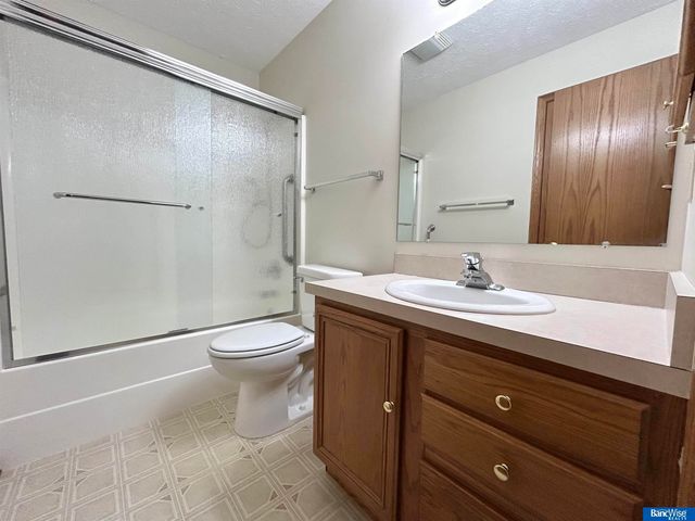 8014 Arrow Ridge Road, Lincoln, NE 68506