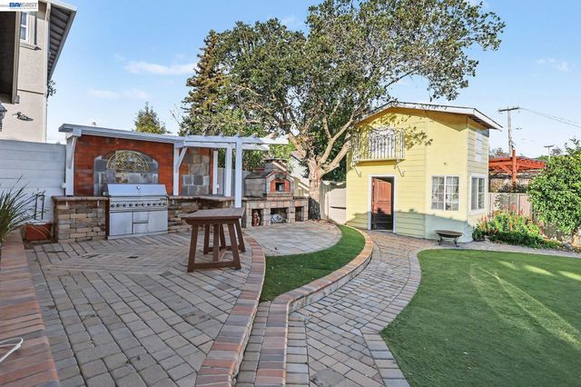 19554 Alana Rd, Castro Valley, CA 94546