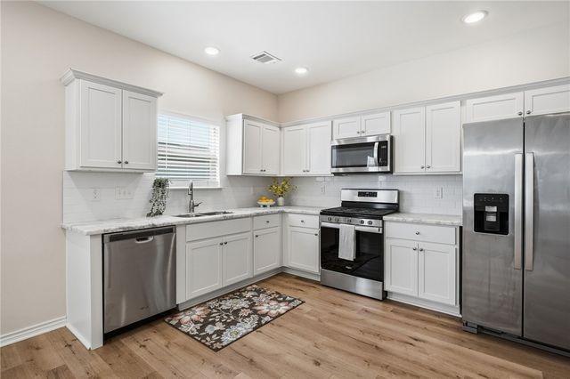 124 Lavaca Cr, Rockport, TX 78382