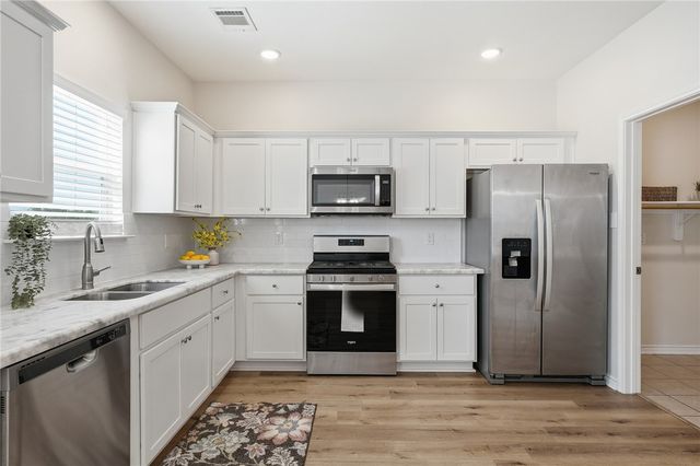 124 Lavaca Cr, Rockport, TX 78382