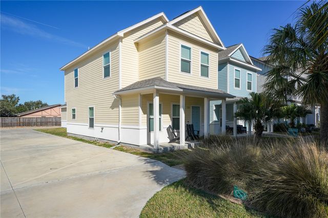 124 Lavaca Cr, Rockport, TX 78382