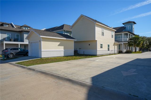 124 Lavaca Cr, Rockport, TX 78382