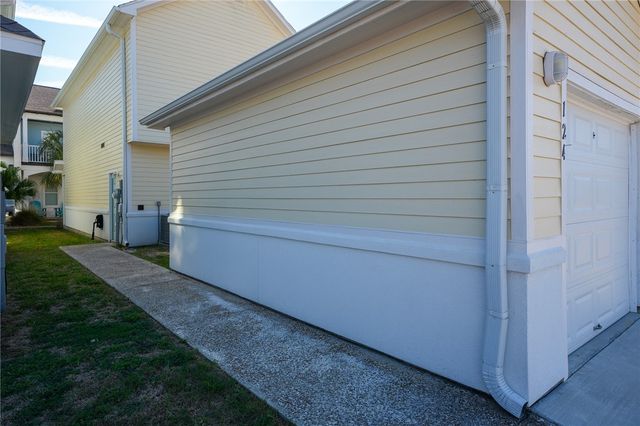 124 Lavaca Cr, Rockport, TX 78382