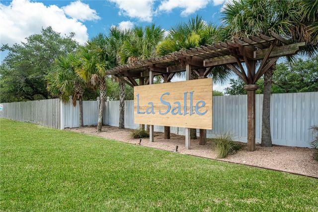 124 Lavaca Cr, Rockport, TX 78382