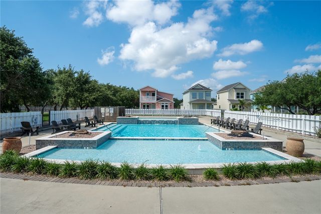 124 Lavaca Cr, Rockport, TX 78382